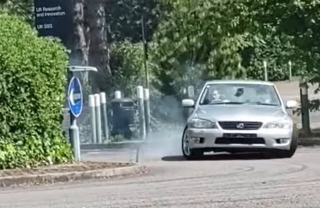 Videón a körforgalmi drift, amiért 15 hónapos eltiltás járt!