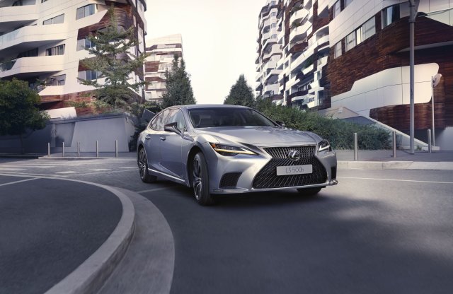 „Szia Lexus!” - így frissült az LS!