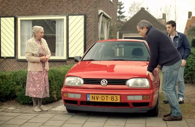 A VW reklámból ismert idős hölgy most egy ID.4-gyel csapatja