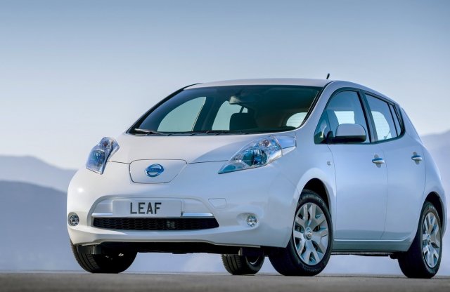 Alig van hatótávja a Nissan Leafnek, ha padlógázon hajtják