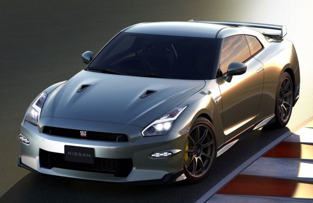 Nem kapcsolják le a lélegeztetőgépről a Nissan GT-R-t