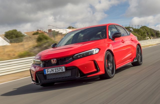 Nem tud elég Civic Type R-t gyártani a Honda