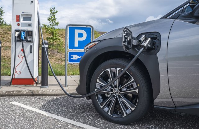 Szárnyalnak az elektromos autók eladásai - vagy mégsem?
