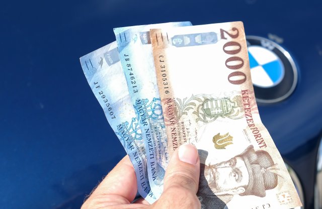 Csökkent az autóhitelek száma, de nőtt az átlagos hitelösszeg