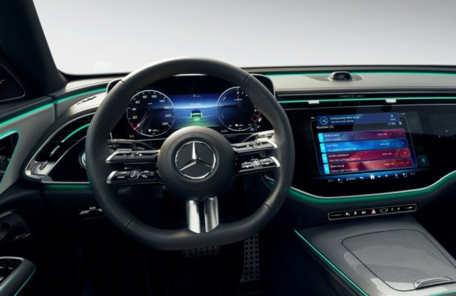 Szelfikamerával újít a Mercedes E-osztály!