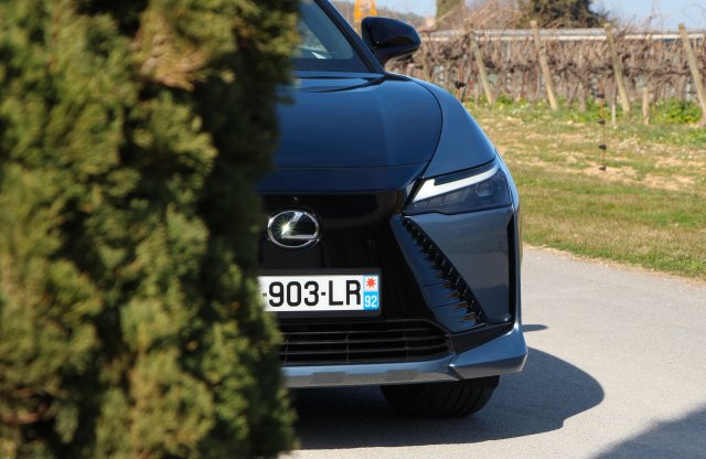 Ilyen a jövő kormánykereke? Próbán a Lexus RZ!