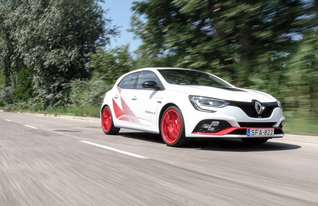 A Renault főnöke szerint halott a belső égésű motoros autózás
