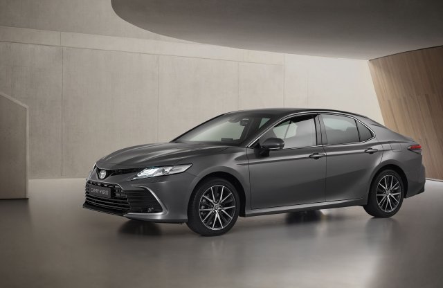 Sötét fellegek a Camry fölött: Japánban kidobják a kínálatból