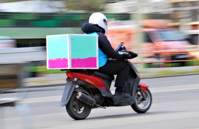 A robogósok fele biztosítás nélkül száguldozik az autók közt!