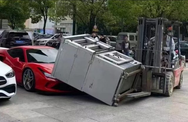 Rossz napod van? Gondolj arra, akinek sütő landolt a Ferrariján