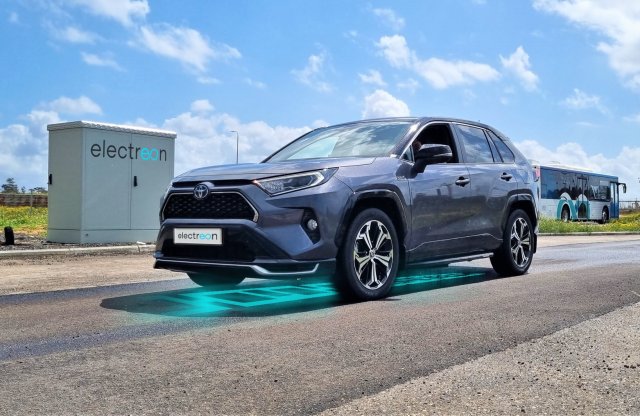 100 órát mentek egy Toyota RAV4-gyel elektromos üzemmódban
