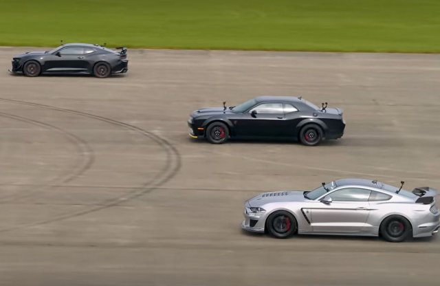 Amerikai izomautók egymás ellen: tényleg mindent visz a Mustang?