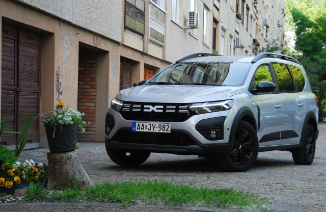 Ilyen most egy "olcsó" hétüléses! Íme, a friss Dacia Jogger!