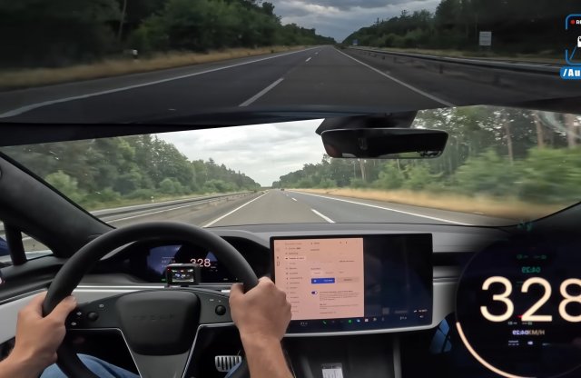 Ennyit arról, hogy majd autópályán lemarad a Tesla