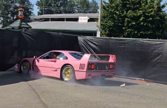 Barbie összetörte a Ferrariját!