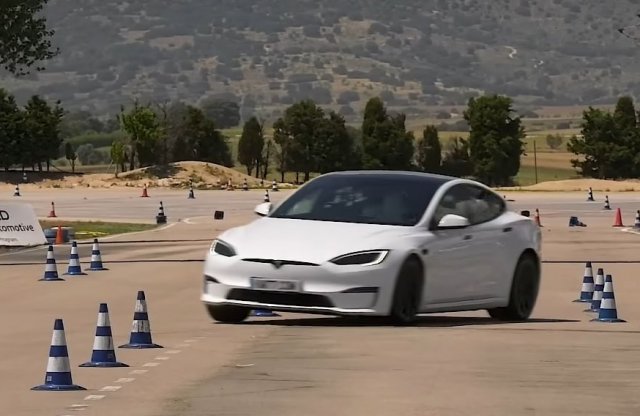 Bóják közé küldték a Tesla Model S Plaid 1000 lóerejét