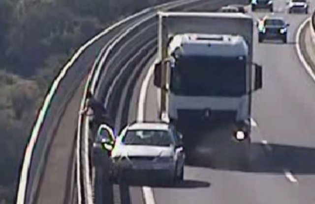 Így gyűrte maga alá az Opelt egy kamion a Kőröshegyi völgyhídon