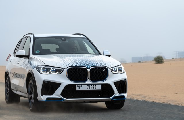 Sivatagban nyúzza hidrogénes autóit a BMW