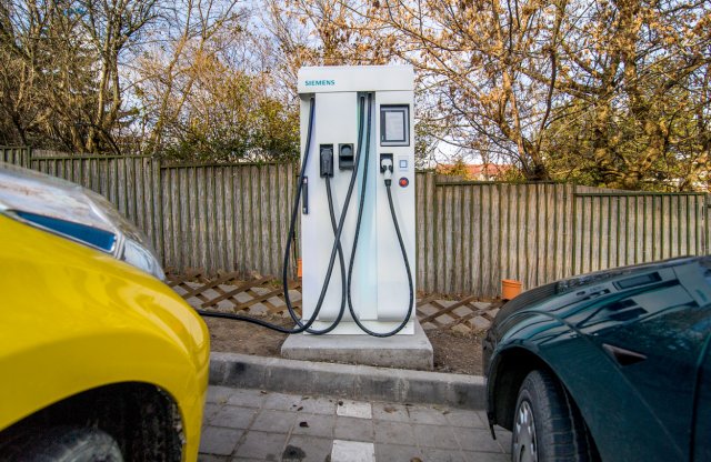 Több mint 60 milliárdot költhet a kormány a villanyautókra