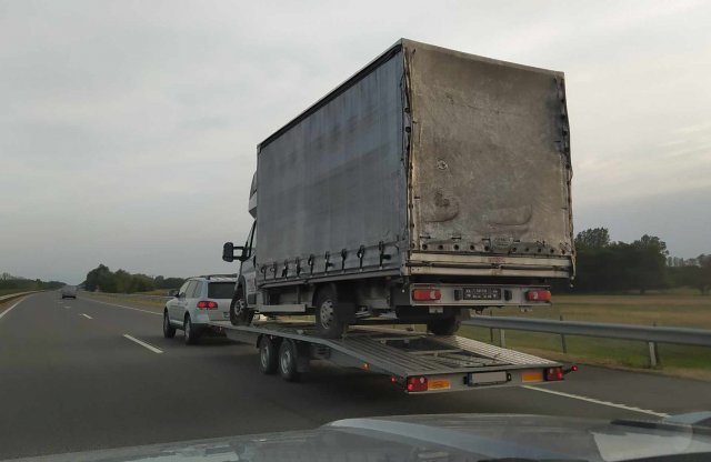 Teherautót trélereznek Touareggel az M5-ön: szerinted szabályos?