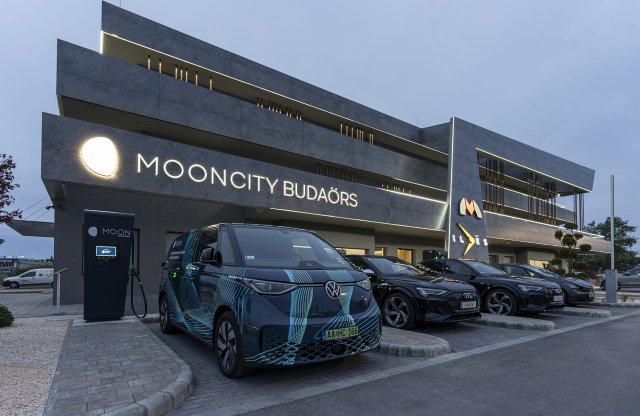Modern pihenőhely nyílt az M1-M7 bevezetőn a villanyautósoknak