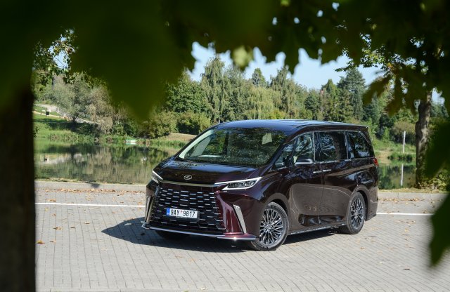 Amikor családi egyterűnek nézed a luxusautót? Próbán a Lexus LM!