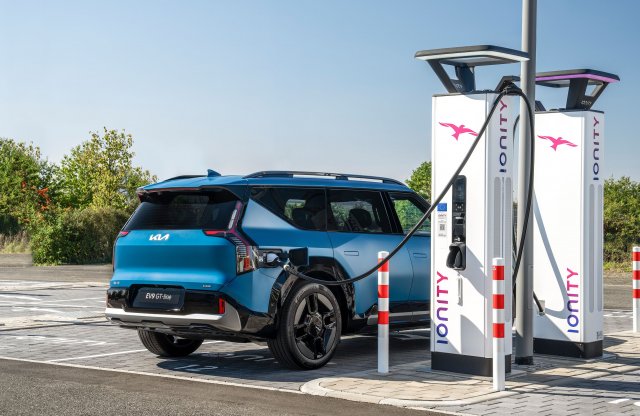 Hamarosan még egyszerűbb lesz a Kia elektromos autóit tölteni