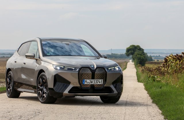 A BMW is Tesla töltőre vált Amerikában