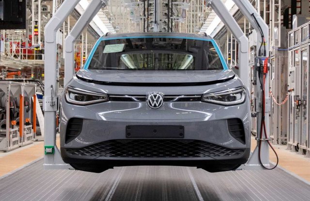Nem veszik a villanyautókat, ezért nem épít új akkugyárat a VW