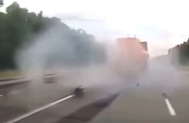 Ilyen, amikor 40 tonna szabadul el az autópályán egy defekt miatt