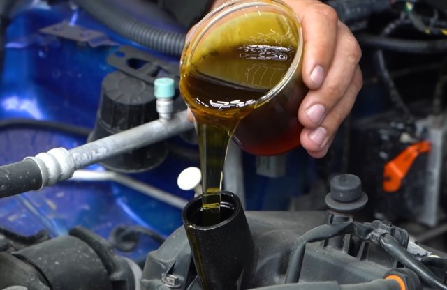 Méz és sűrített tej motorolaj helyett: vajon kibírja a Lancer?
