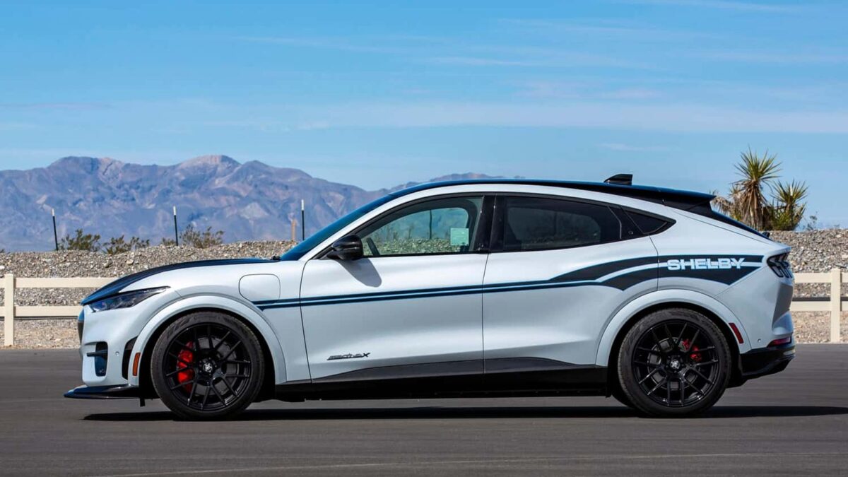 FORD MUSTANG