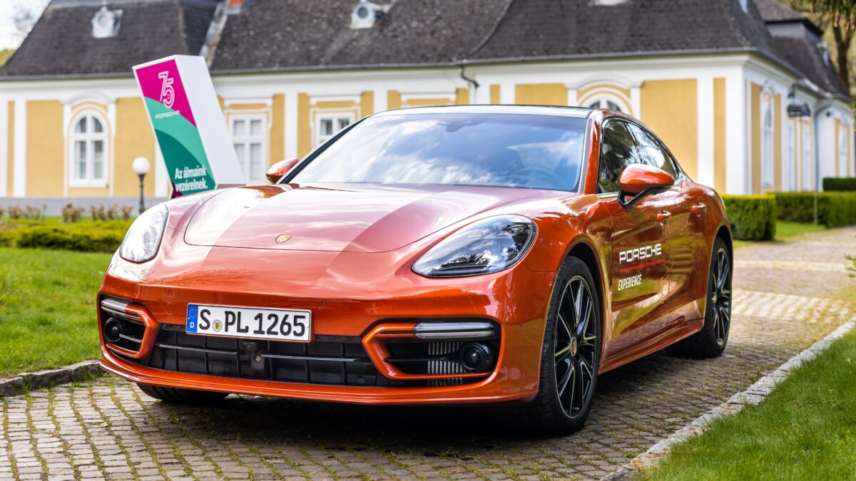 PORSCHE