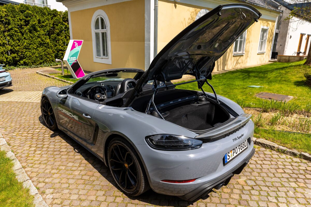 PORSCHE