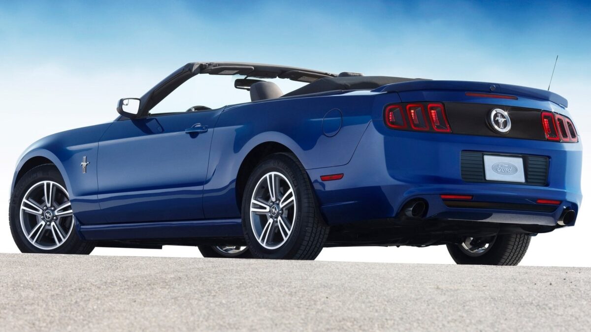 FORD MUSTANG