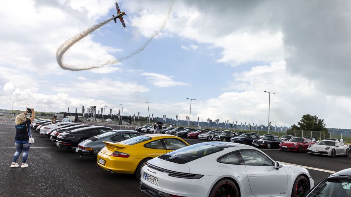 PORSCHE