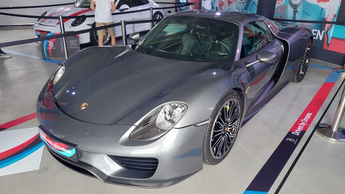 PORSCHE