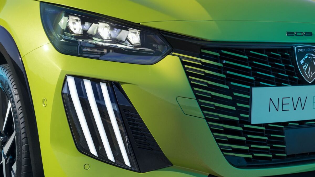 PEUGEOT 208
