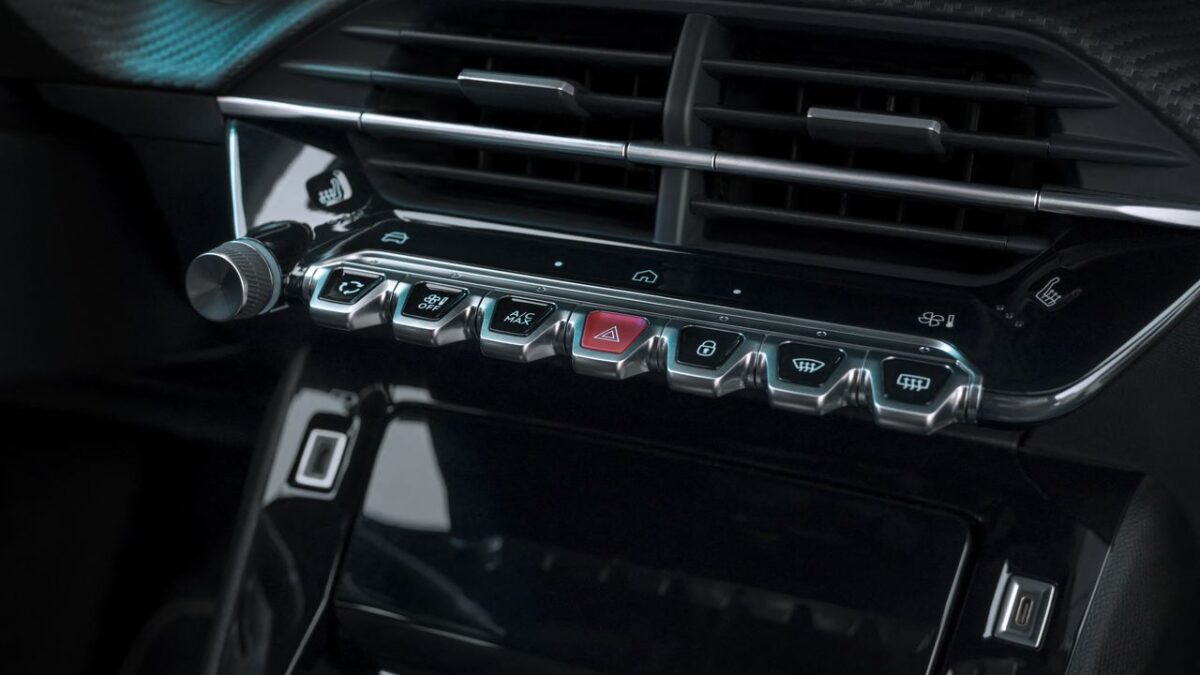 PEUGEOT 208