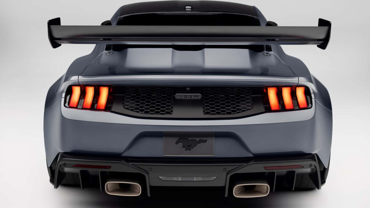 FORD MUSTANG