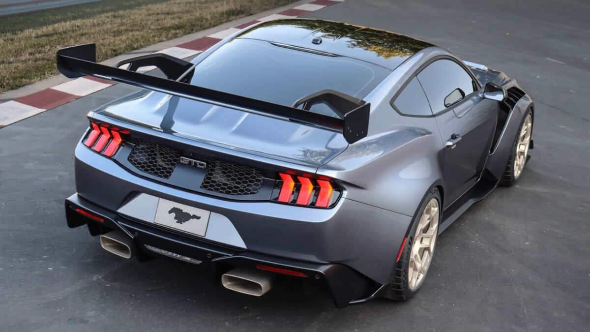 FORD MUSTANG