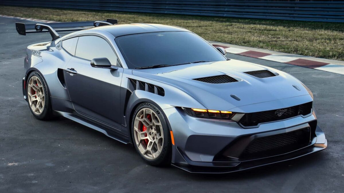 FORD MUSTANG