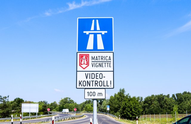 Nem esett vissza az autópályamatricák eladása 2023-ban