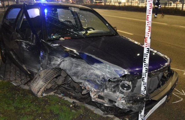 Beleszáguldott a kanyarba, a téglafalban kötött ki a Golf