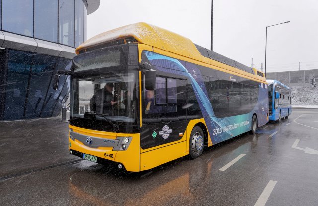 Zéró emissziós Toyotát tesztel a Volánbusz