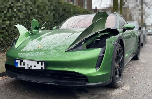 Másfél millió forintos fényszórókért vágtak szét egy Porschét