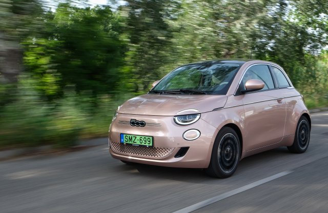 Vajon a végsebessége, vagy a hatótávja több? Autobahnon az 500e!