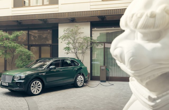 Egyedi Bentley-ket gyártatott egy hotel a vendégei szállítására