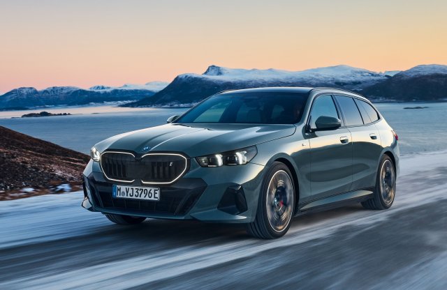Itt az új BMW 5-ös kombi! Villannyal akár 600 lóerőt is tud!