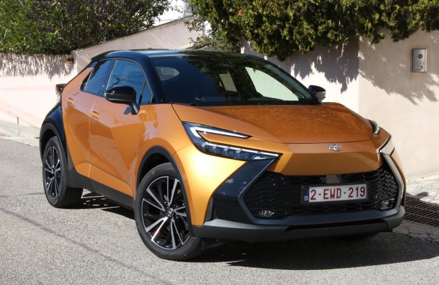 Toyota Prius technika C-HR testbe csomagolva